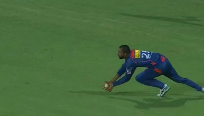 Krunal Pandya's acrobatic catch brings Lucknow back into the game